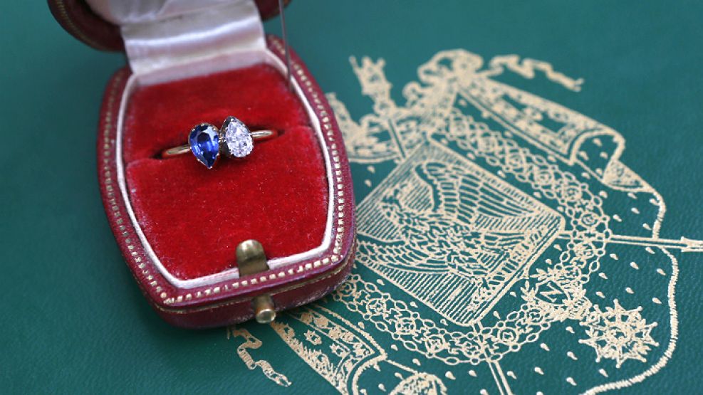 El anillo de compromiso de diamante y zafiro fue calificado como de "gran simplicidad" debido a las capacidades monetarias de Bonaparte por aquellos días.