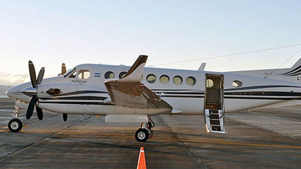 La aeronave es un Beechcraft B350 FL-310 matrícula LV-ZXX.