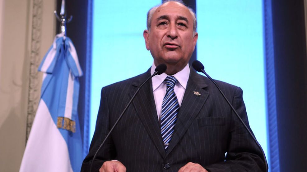 El ministro de Defensa, Héctor Puricelli, desmintinó la denuncia del guardaparques de la base Orcadas.