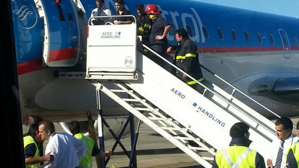 Captura del avión en emergencia realizada por un pasajero.