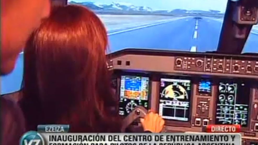 Cristina "pilotió" un simulador de vuelo para inaugurar un centro de formación para pilotos en Ezeiza.