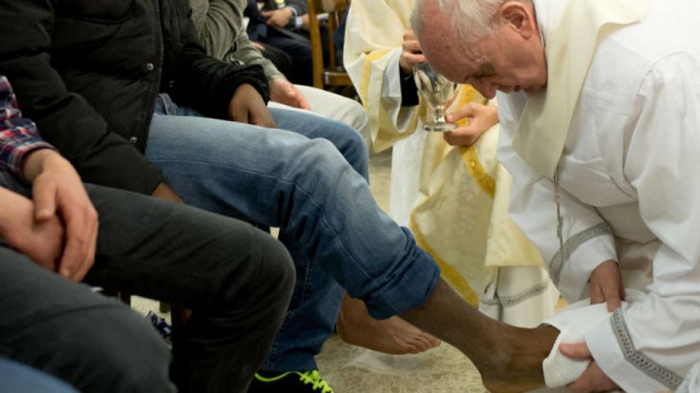 Francisco realizó la tradicional ceremonia ante doce reclusos, en un gesto inédito para el Vaticano.