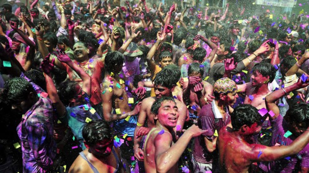 Miles de personas salieron a las calles para celebrar la llegada del festival de Holi, en la ciudad india de Guwahati.