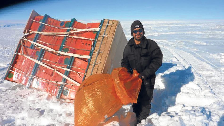 Aprovisionamiento. Por vía aérea se lanzan provisiones. Los rompehielos avanzan por mar.