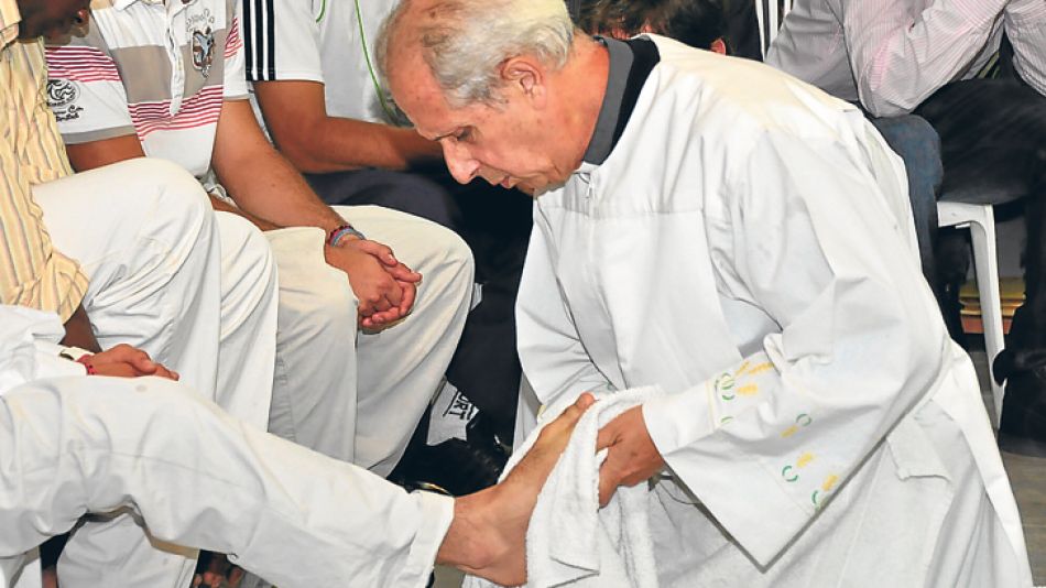 Estilo. Monseñor Poli lavó los pies en Santa Rosa. Al mismo tiempo Francisco lo hacía en Roma.