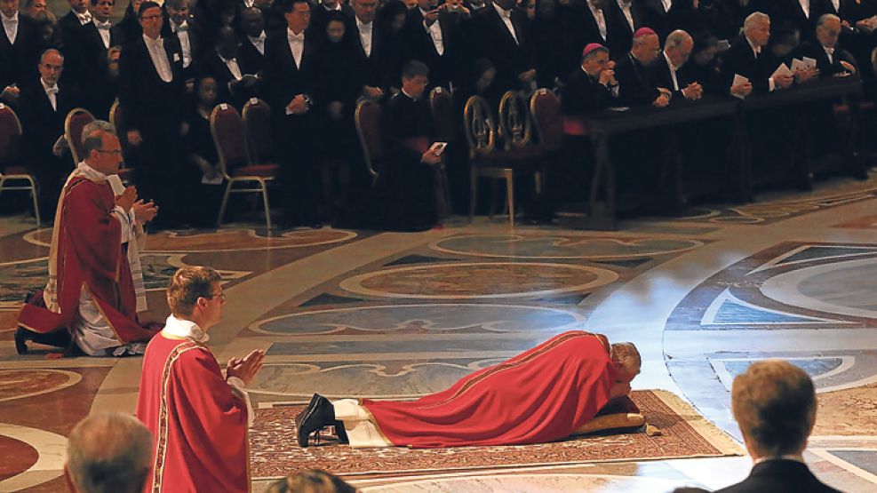Ceremonia. El ritual empezó ayer con la postración del Papa en silencio en el piso frente al altar de la Basílica de San Pedro y continuó con la adoración de la cruz. 
