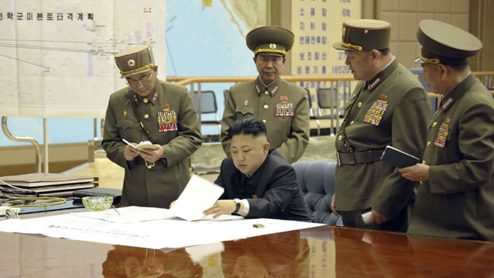 Corea del Norte difundió una foto de Kim Jong-un mirando mapas militares.
