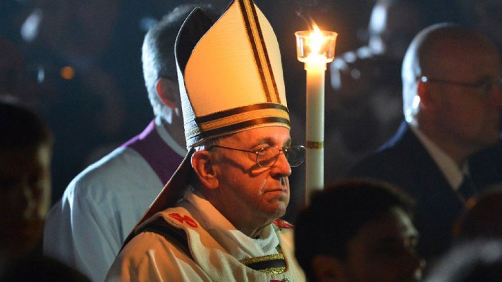 El pontífice argentino realiza este sábado en el Vaticano la vigilia pascual para esperar la Pascua.