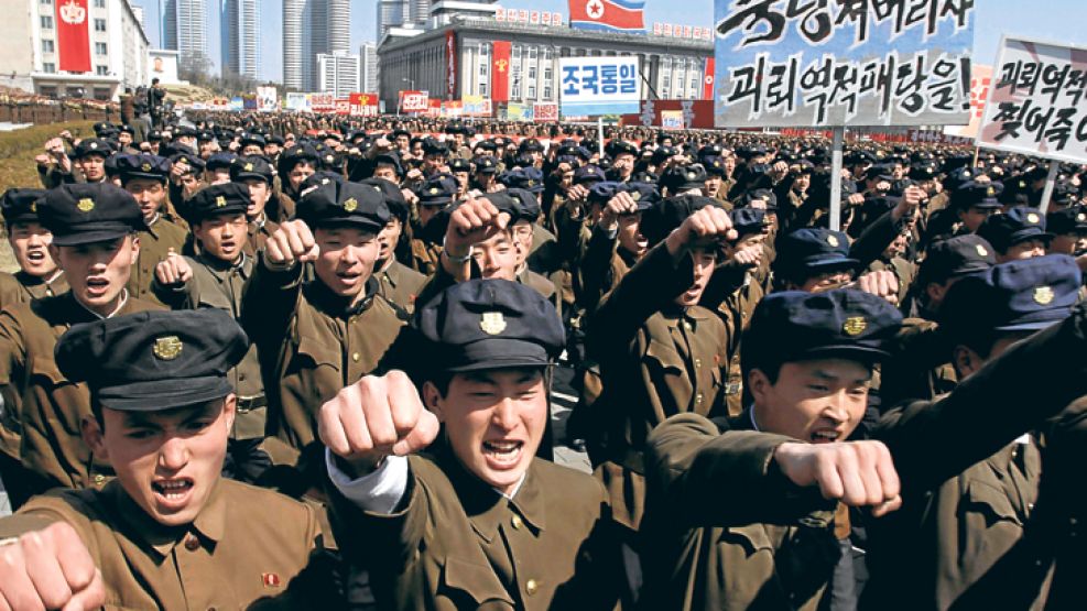 Fuerza. Soldados norcoreanos salieron ayer a las calles a gritar consignas antinorteamericanas.