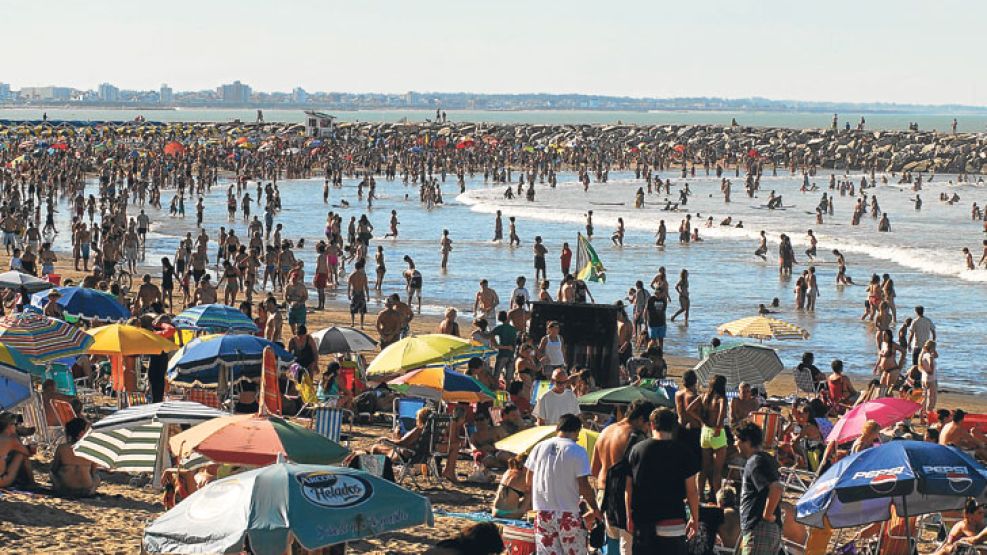 Mar Del Plata. El buen clima permitió que los visitantes pudieran disfrutar de un día de mar y playa.