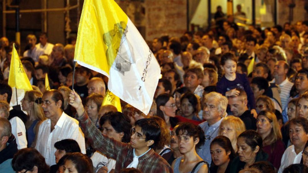 Miles de personas atraídas por la figura del Papa Francisco participaron del Vía Crucis porteño. 
