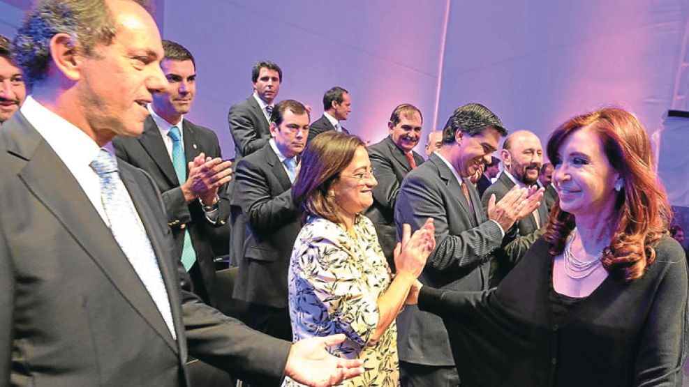 Para la tribuna. Cristina Fernández saluda a Daniel Scioli en Tecnópolis, el último acto donde compartieron escenario.