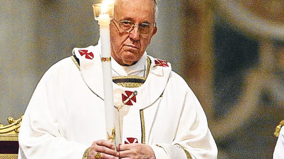Ceremonia. El Papa Francisco condujo ayer la vigilia previa al Domingo de Pascuas.