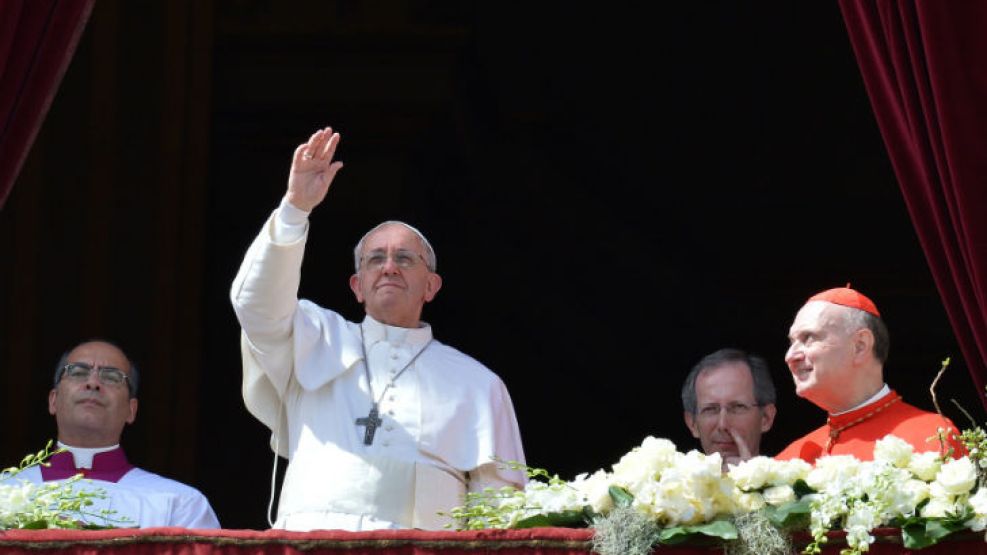 Francisco inició su mensaje con un sencillo: "Queridos hermanos y hermanas de Roma y de todo el mundo: íFeliz Pascua!"