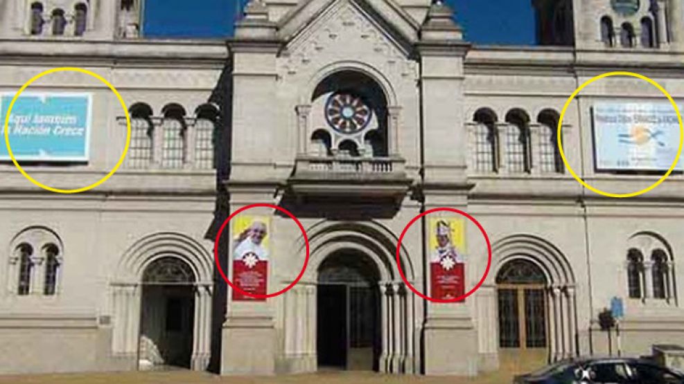 Mucho cartel. Presidencia de la Nación y Bergoglio, en el frente de una iglesia de Tandil. 