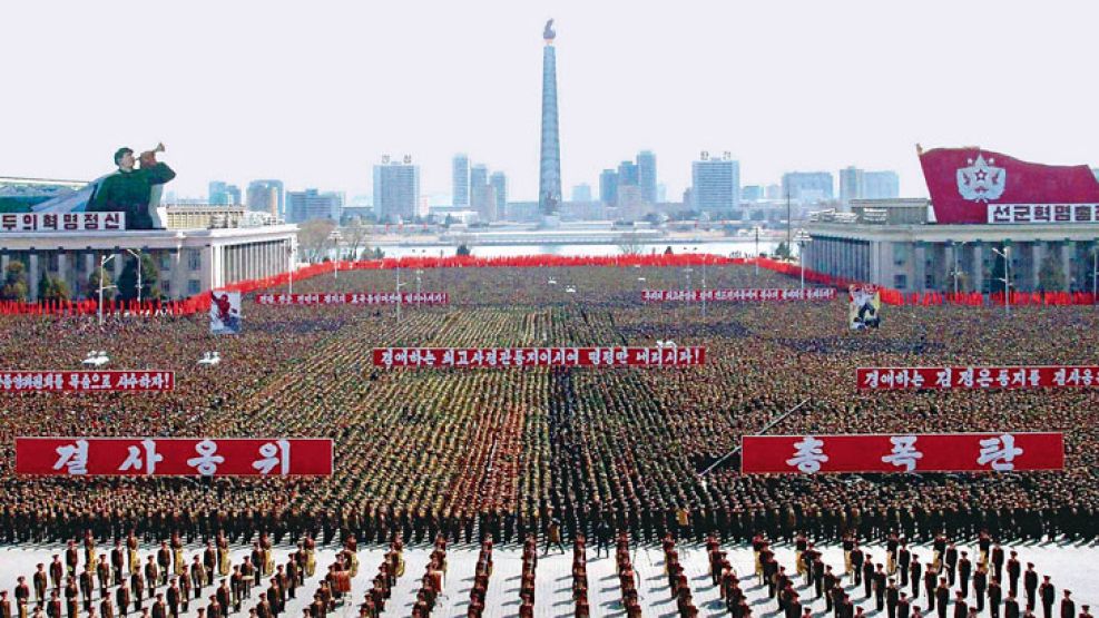 Una demostración de fuerza. El régimen de Corea del Norte organizó el viernes una multitudinaria marcha de miles de militares que se unieron en Pyongyang para apoyar el aviso del gobierno de Kim Jong-