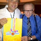 El célebre periodista Larry King felicitó a Guillermo Pino, creador de Plim Plim, por la llegada de la serie animada a la televisión norteamericana.