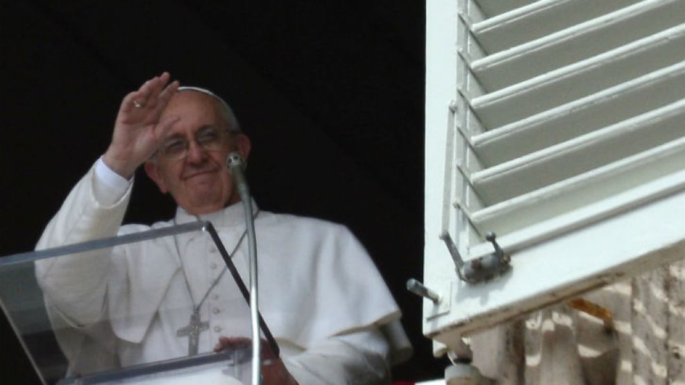 Francisco dio su mensaje desde la ventana del estudio del Vaticano ante una expectante masa de gente.