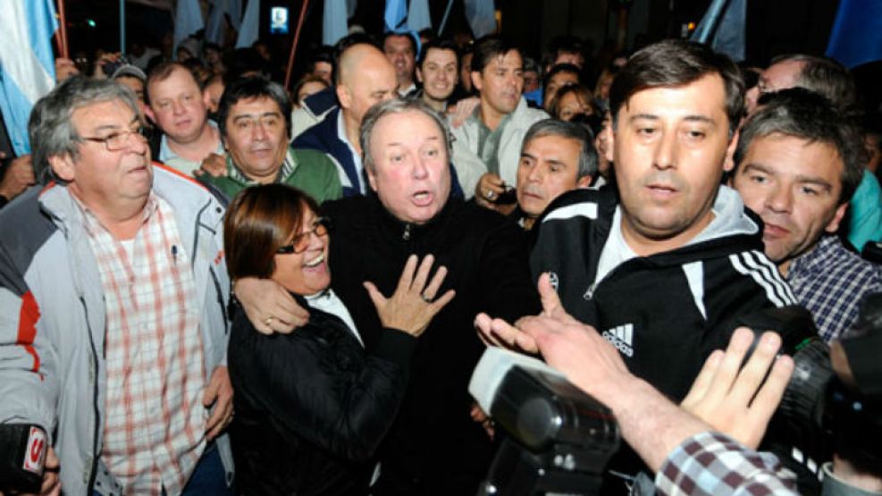 Peralta también se dirigió a "la compañera presidenta" Cristina Fernández de Kirchner. "En el peronismo estamos todos, que se quede tranquila porque el pueblo de Santa Cruz no traiciona", adelantó.