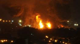 La explosión ocurrió tras el fuerte temporal que afectó al conurbano y la Ciudad de Buenos Aires, lo que complicó el accionar de los bomberos.