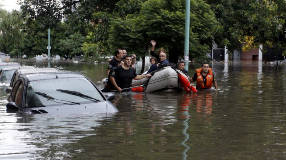 Los vecinos escapan de la inundación como pueden