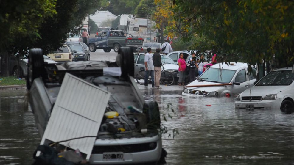 Los vecinos salieron a rescatar gente en La Plata.