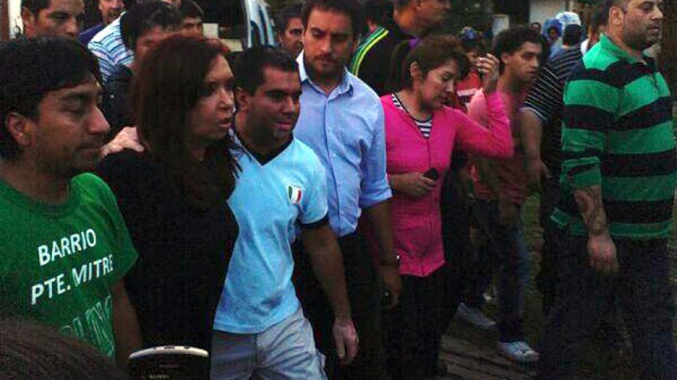 Cristina Fernández junto al legislador Juan Cabandié y otros militantes K en el Barrio Mitre de Saavedra.