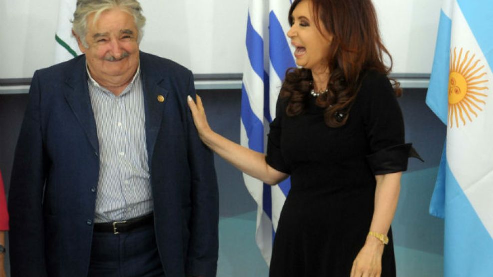 Cristina muy divertida con Pepe Mujica, en una de sus últimas reuniones.
