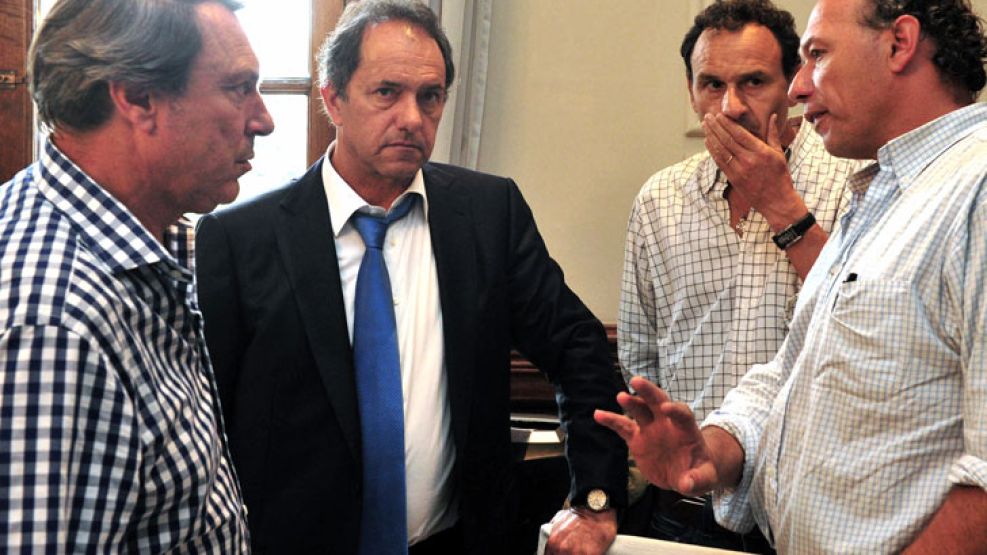 Bruera, ayer, junto a Scioli, Berni y Casal analizando procedimientos en medio de la tragedia.