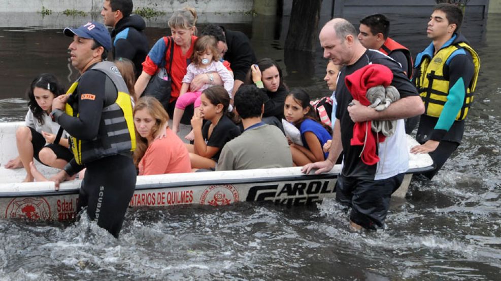 El temporal dejó en La Plata 51 muertes confirmadas y más de 500 evacuados.