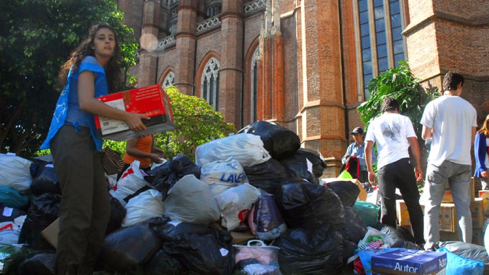 La Catedral platense, rodeada de pilas de donaciones para las familias damnificadas.