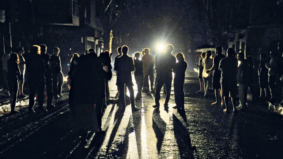 A oscuras. Luego de varios días sin luz, los habitantes de Belgrano se manifestaron en plena calle. Muchos tampoco tenían agua.