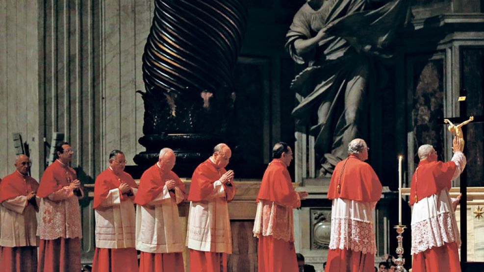 En nombre del Padre. Los cardenales frente a la cruz que usó Francisco en las Pascuas.