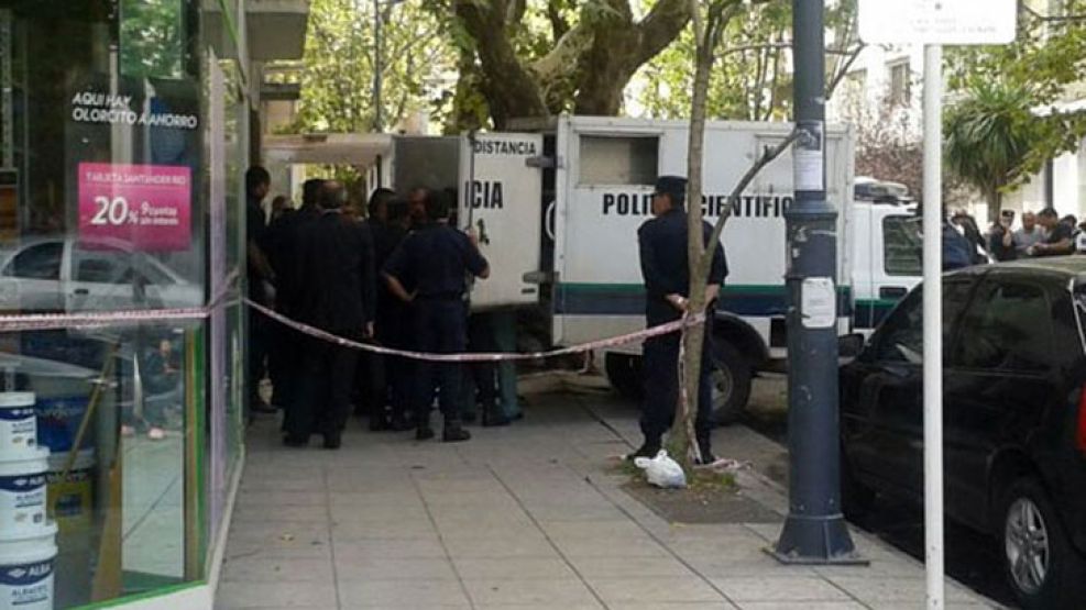 Las autoridades policiales en la puerta de la oficina de Ventimilia, en el centro de Mar del Plata.