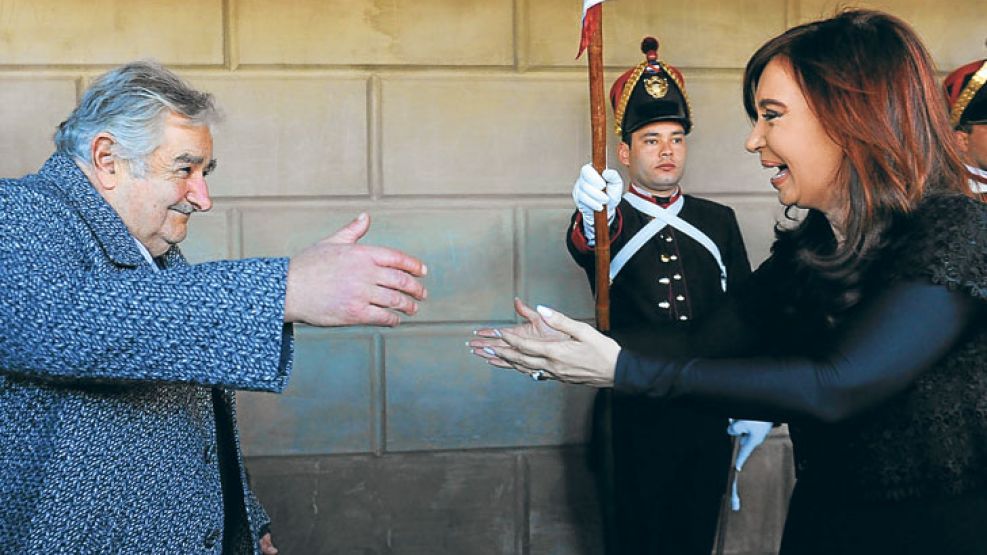Recalculando. Luego de la tensa relación que mantenía Cristina Fernández con su antecesor, Tabaré Vázquez, el presidente de Uruguay, Pepe Mujica, forjó una relación personal con la Presidenta. El exab