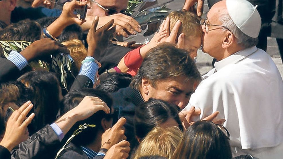 Secuencia. El Papa se bajó del papamóvil para saludar a la familia de Colella, a quienes conoce desde hace años.