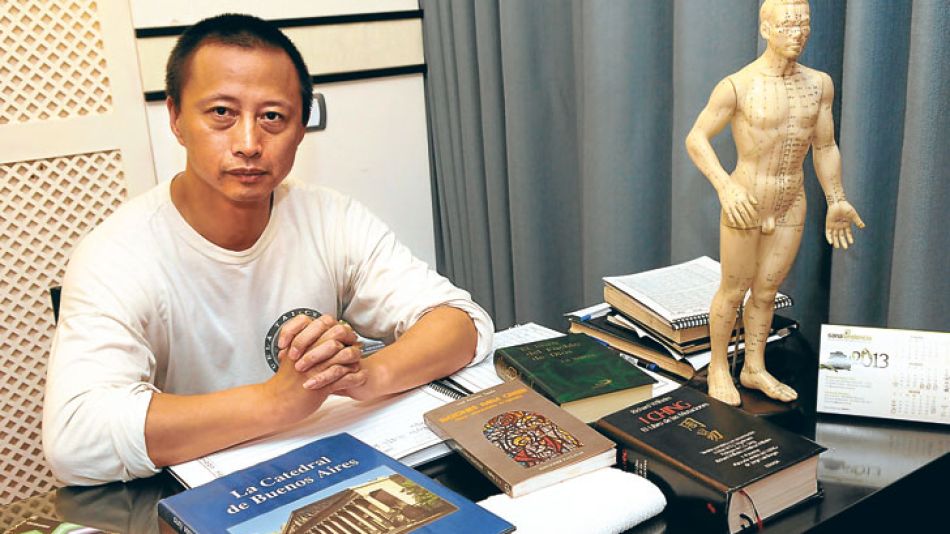 Concentrado. Liu Ming en su escritorio con los libros que le regaló Bergoglio cuando era prelado porteño.  Por entonces, Ming le hacía acupuntura y masajes en la Nunciatura.