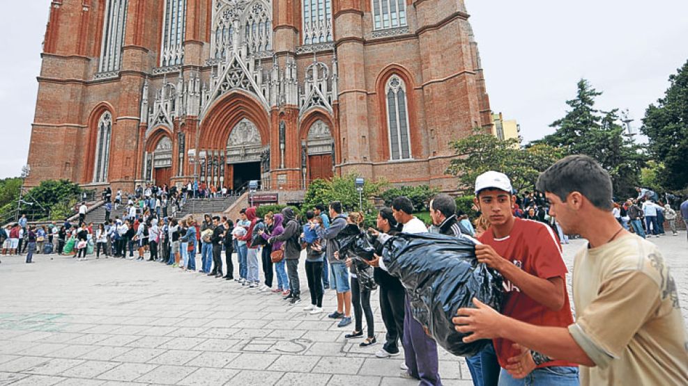 Abrazo. El pasamanos de ayer en la Catedral de La Plata fue un símbolo de todo un país que sumó solidaridad.