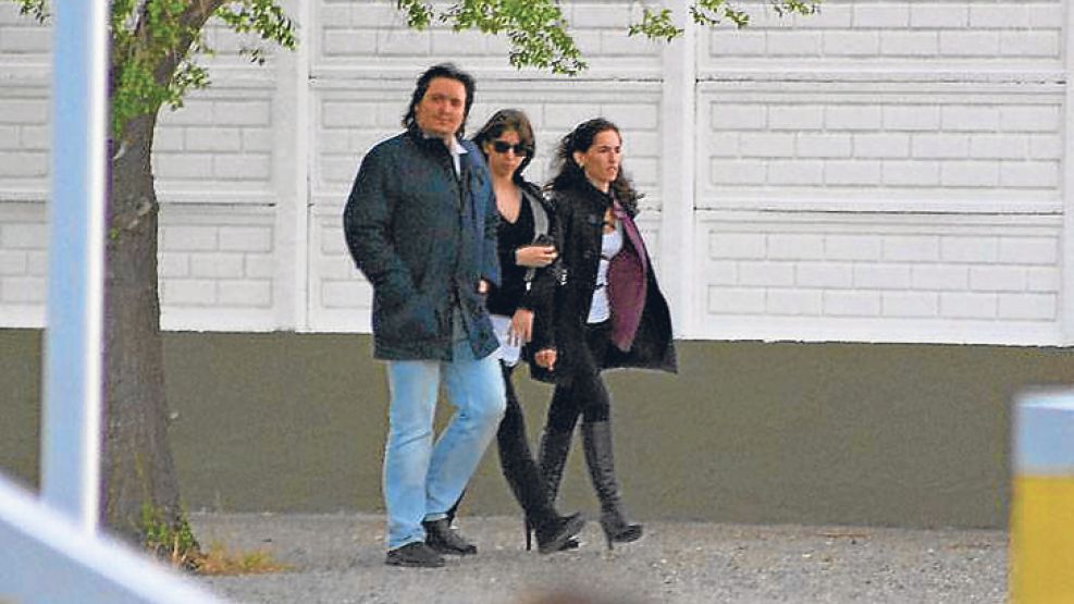 Archivo. El hijo de Cristina pasea, con su hermana y su novia, actualmente embarazada.