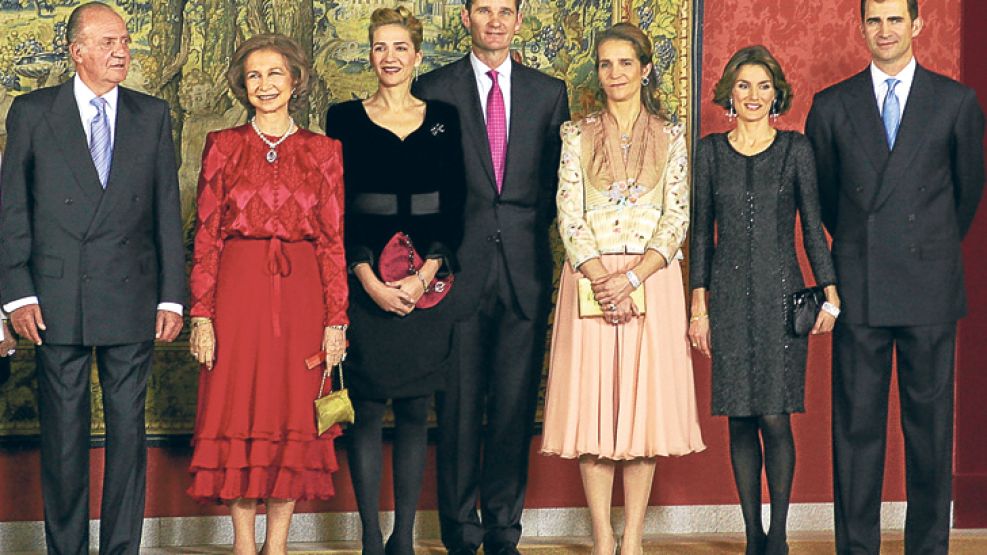Problemas de familia. El rey Juan Carlos y su familia están acorralados por el escándalo que protagonizó Urdangarín (centro).