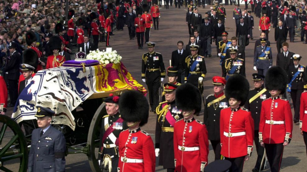 Un ejemplo de cómo será el funeral de Thatcher: la ceremonia de la reina madre Isabel Bowes-Lyon.