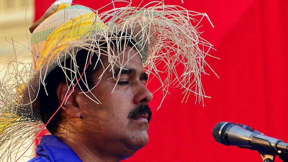 Maduro volvió a apelar al recuerdo de Chávez al usar un sombrero de paja con un pajarito de utilería sobre su cabeza.