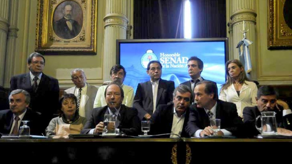 Referentes de distintos bloques parlamentarios se reunieron ayer en el despacho de Ricardo Gil Lavedra.