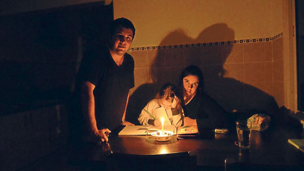 A oscuras. Sergio Díaz, Adrián Ochoa y su hija Agustina, tienen que acostarse al anochecer. 