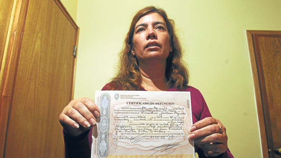 Destino fatal. Elaine con el certificado de defunción de su marido, que murió en el Español. 