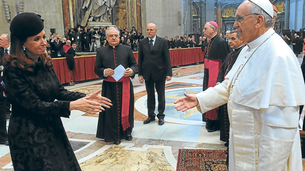 Encuentro. La Presidenta saluda a Francisco en su asunción en el Vaticano hace un mes. Comenzaba un giro en el Gobierno.