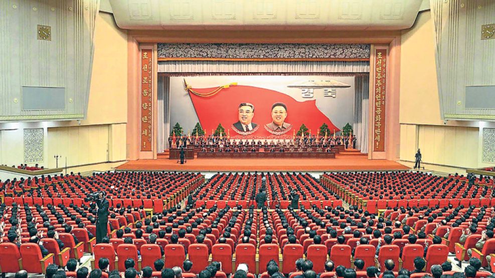 Poder coreano. La dirigencia norcoreana se reunió ayer en Pyongyang para respaldar a Kim.