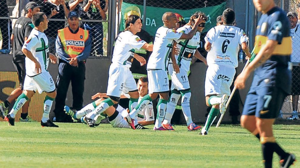 Baile. El colombiano Humberto Osorio festeja su segundo gol, el cuarto de San Martín. El delantero volvió a marcar en la segunda parte y salió reemplazado luego del triplete.