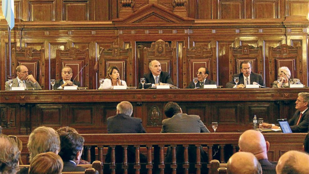 Enfrentados. La presidenta Cristina Fernández presentó el lunes los proyectos oficialistas. Los miembros del Máximo Tribunal se reunieron el jueves para compartir su visión crítica.