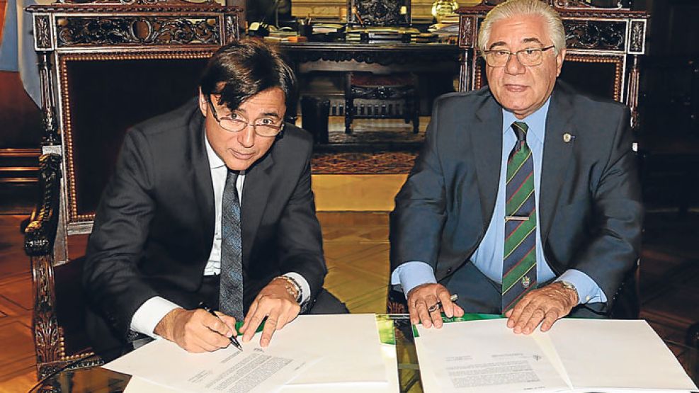 Firma del acuerdo. Jorge Fontevecchia, CEO y cofundador de Editorial Perfil, y Juan Tobías, rector de la Universidad del Salvador.